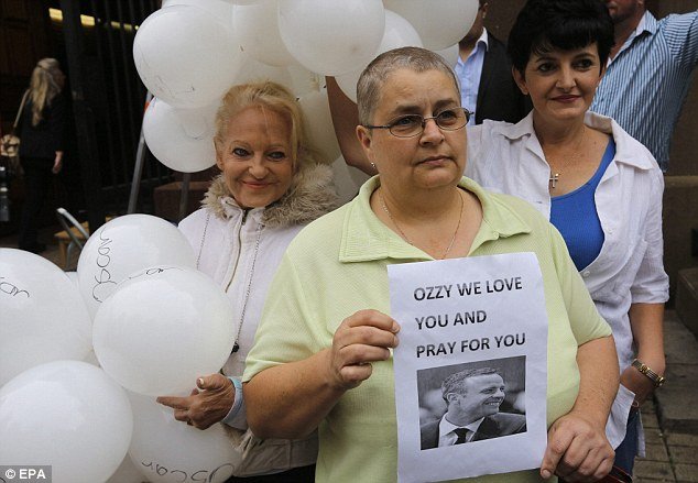 Θαυμάστριες ορμούν στον Πιστόριους και φωνάζουν «Σ'αγαπάμε» [εικόνες] | iefimerida.gr 7