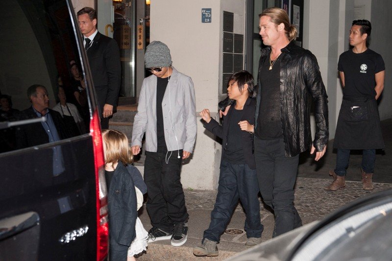 Σύσσωμη η οικογένεια Τζολί-Πιτ σε εστιατόριο για τα γενέθλια της «μαμάς» [εικόνες] | iefimerida.gr 3