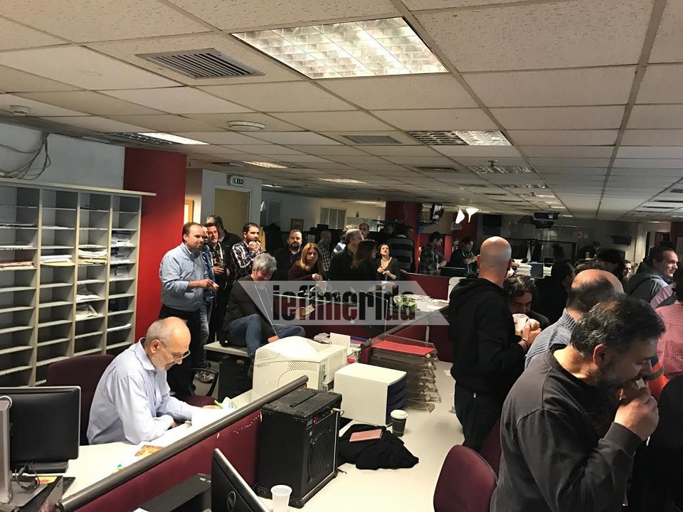 Οι εργαζόμενοι του Mega έκοψαν τη βασιλόπιτα! [εικόνες & βίντεο] | iefimerida.gr 0