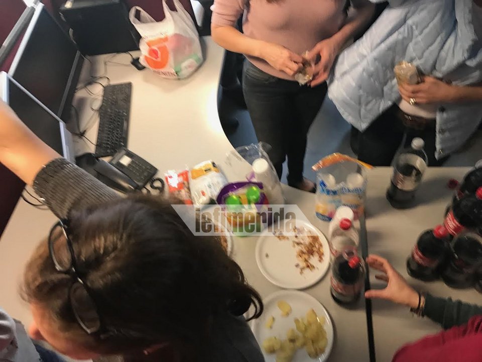 Οι εργαζόμενοι του Mega έκοψαν τη βασιλόπιτα! [εικόνες & βίντεο] | iefimerida.gr 1