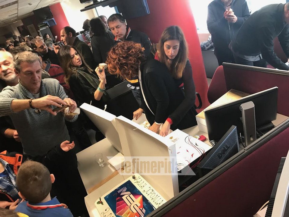 Οι εργαζόμενοι του Mega έκοψαν τη βασιλόπιτα! [εικόνες & βίντεο] | iefimerida.gr 3