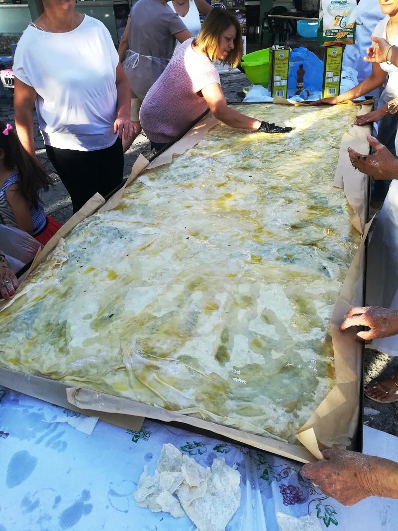 Ιωάννινα: Εφτιαξαν τη μεγαλύτερη παραδοσιακή λαχανόπιτα της Ηπείρου -Περίπου 3 τ.μ. [εικόνες & βίντεο] | iefimerida.gr 0