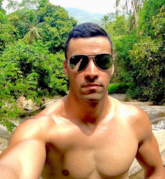 Πώς άλλαξε η ζωή του ημίγυμνου σημαιοφόρου μετά την τελετή έναρξης -Τον κυνηγούν τα πρακτορεία μοντέλων [εικόνες] | iefimerida.gr 3