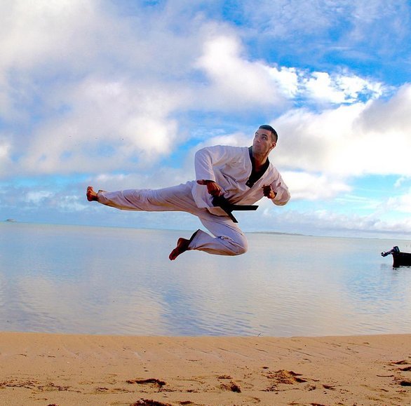 Πώς άλλαξε η ζωή του ημίγυμνου σημαιοφόρου μετά την τελετή έναρξης -Τον κυνηγούν τα πρακτορεία μοντέλων [εικόνες] | iefimerida.gr 5