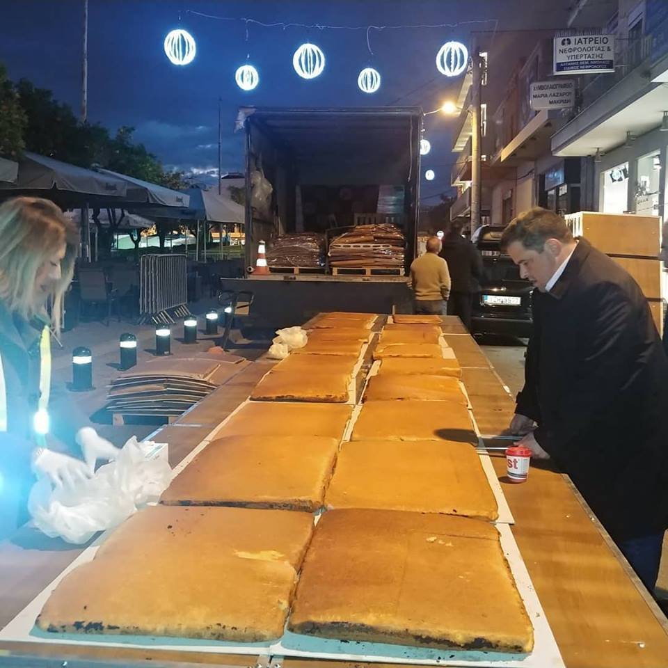 To στήσιμο της βασιλόπιτας έχει αρχίσει από νωρίς το πρωί/Φωτογραφία: Facebook