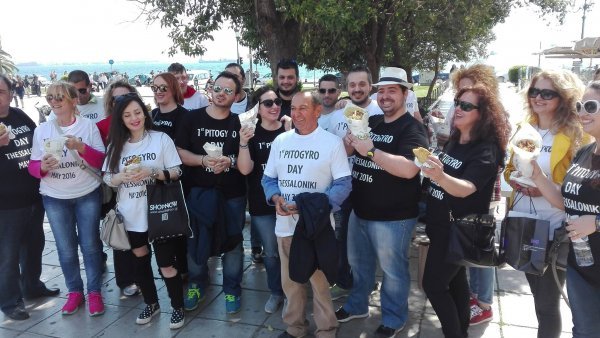 Φεστιβάλ πιτόγυρου στη Θεσσαλονίκη -Διαγωνίστηκαν στο ποιος μπορεί να φάει πιο γρήγορα [εικόνες & βίντεο] | iefimerida.gr 1