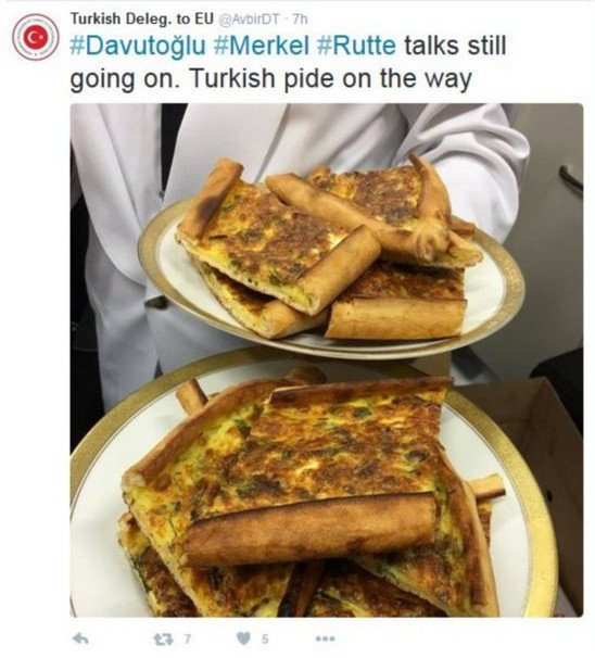 Αυτές τις τουρκικές πίτες προσέφερε ο Νταβούτογλου στη Μέρκελ -Στο «μυστικό δείπνο» στις Βρυξέλλες [εικόνες] | iefimerida.gr 1