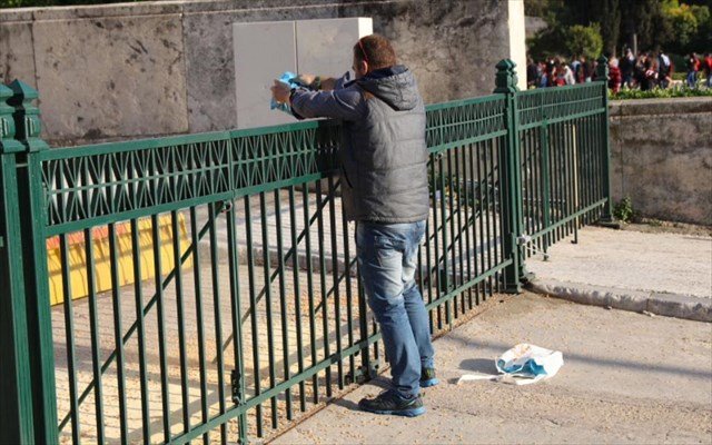 Αγρότης ρίχνει πίτουρα έξω από τη Βουλή [εικόνα] | iefimerida.gr 0