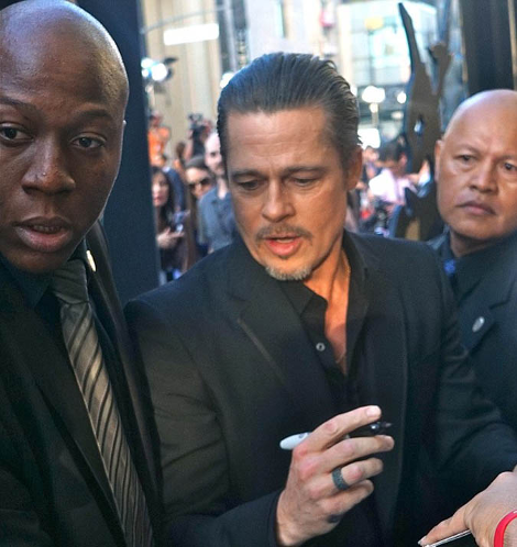 Θύμα φαρσέρ ο Μπραντ Πιτ -Τον πλησίασε και τον χτύπησε την ώρα που υπέγραφε αυτόγραφα [εικόνες & βίντεο] | iefimerida.gr 0