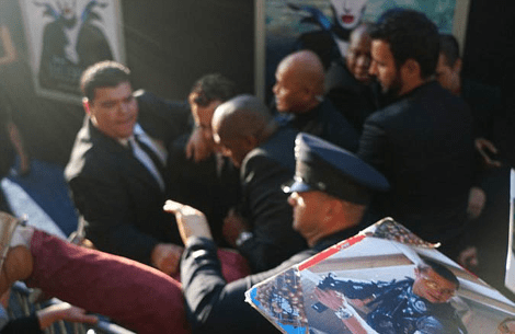 Θύμα φαρσέρ ο Μπραντ Πιτ -Τον πλησίασε και τον χτύπησε την ώρα που υπέγραφε αυτόγραφα [εικόνες & βίντεο] | iefimerida.gr 1