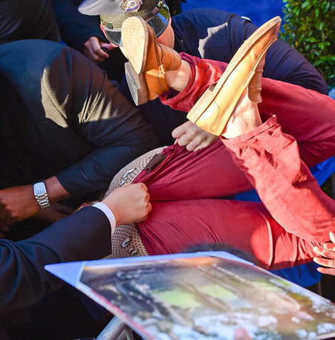 Θύμα φαρσέρ ο Μπραντ Πιτ -Τον πλησίασε και τον χτύπησε την ώρα που υπέγραφε αυτόγραφα [εικόνες & βίντεο] | iefimerida.gr 2