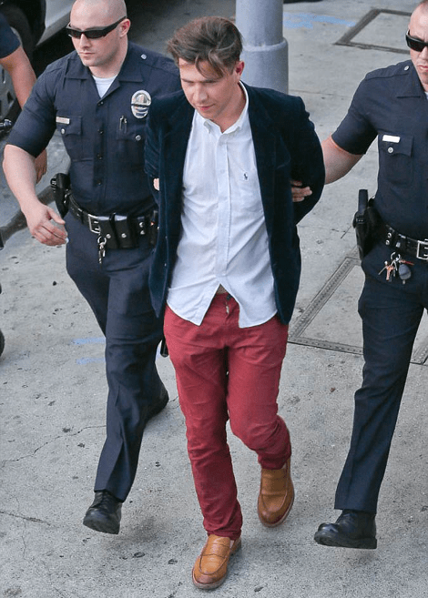 Θύμα φαρσέρ ο Μπραντ Πιτ -Τον πλησίασε και τον χτύπησε την ώρα που υπέγραφε αυτόγραφα [εικόνες & βίντεο] | iefimerida.gr 3