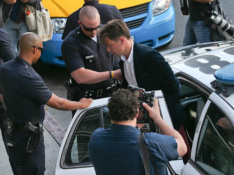 Θύμα φαρσέρ ο Μπραντ Πιτ -Τον πλησίασε και τον χτύπησε την ώρα που υπέγραφε αυτόγραφα [εικόνες & βίντεο] | iefimerida.gr 4