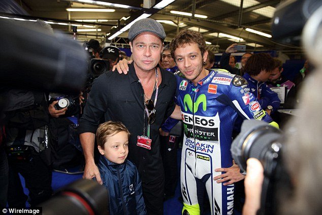 Η στοργική πλευρά του Μπραντ Πιτ -Σε αγώνες αγκαλιά με τον γιο του [εικόνες] | iefimerida.gr 4