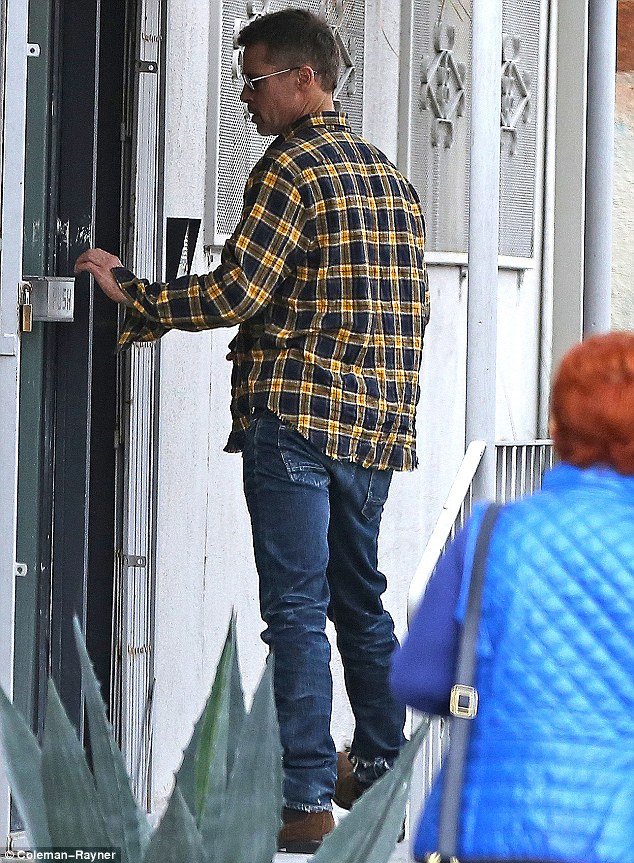 Μπραντ Πιτ: Μετά τον χωρισμό ασχολείται με τη γλυπτική ακούγοντας καψουροτράγουδα [εικόνα] | iefimerida.gr 0