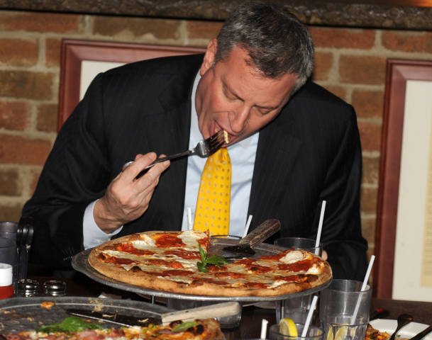 H στιγμή που οι Νεοϋρκέζοι πάγωσαν: Ο νέος δήμαρχος τρώει την πίτσα με μαχαίρι [εικόνες&βίντεο] | iefimerida.gr 1