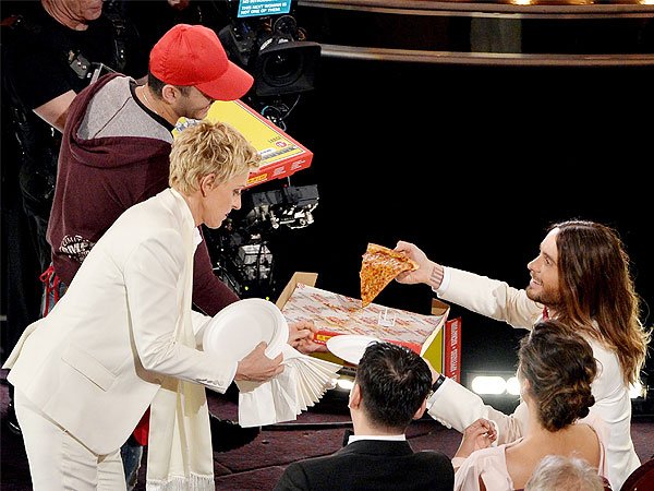 Δεν ξανάγινε: Όταν η Ellen DeGeneres παρήγγειλε πίτσες και έτρωγαν όλοι μέσα στα Οσκαρ [εικόνες] | iefimerida.gr 3