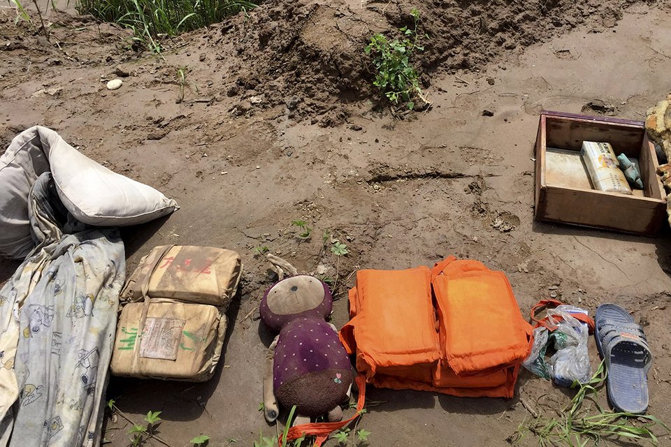 Αποτυπώματα χεριών, λάσπη και συντρίμμια – Εικόνες φρίκης από το εσωτερικό του μοιραίου πλοίου στην Κίνα [εικόνες]  | iefimerida.gr 5