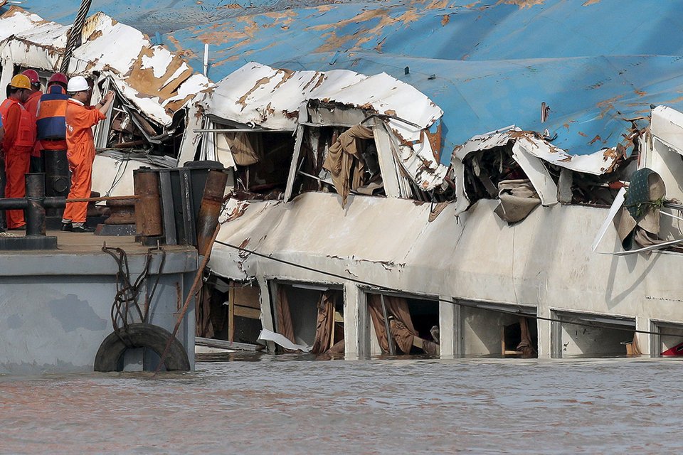 Αποτυπώματα χεριών, λάσπη και συντρίμμια – Εικόνες φρίκης από το εσωτερικό του μοιραίου πλοίου στην Κίνα [εικόνες]  | iefimerida.gr 6