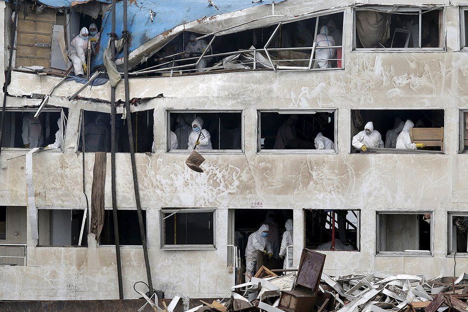 Αποτυπώματα χεριών, λάσπη και συντρίμμια – Εικόνες φρίκης από το εσωτερικό του μοιραίου πλοίου στην Κίνα [εικόνες]  | iefimerida.gr 7