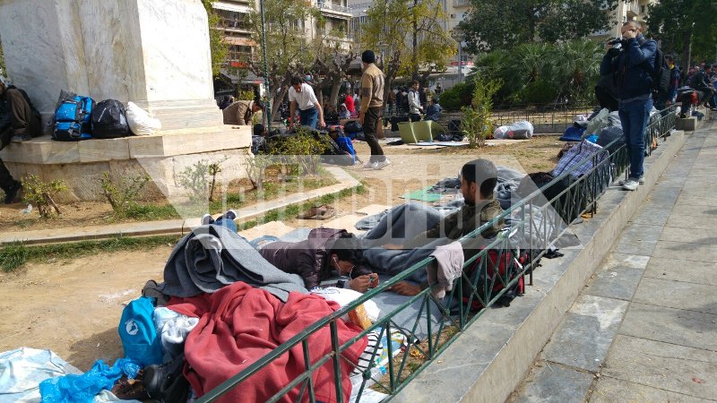 Εγκλωβισμένοι μετανάστες στην πλατεία Βικτωρίας -Γέμισαν τα κέντρα φιλοξενίας σε Ελληνικό, Σχιστό και Ελαιώνα [εικόνες] | iefimerida.gr 0