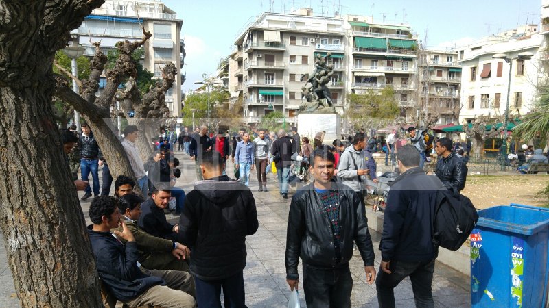 Εγκλωβισμένοι μετανάστες στην πλατεία Βικτωρίας -Γέμισαν τα κέντρα φιλοξενίας σε Ελληνικό, Σχιστό και Ελαιώνα [εικόνες] | iefimerida.gr 9