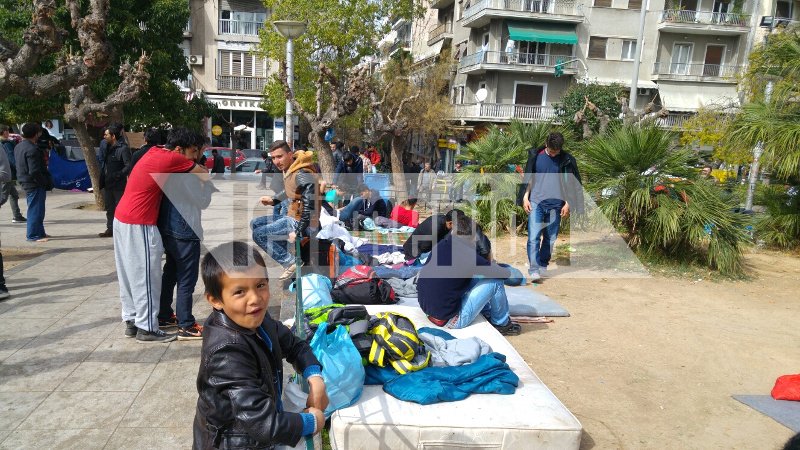 Εγκλωβισμένοι μετανάστες στην πλατεία Βικτωρίας -Γέμισαν τα κέντρα φιλοξενίας σε Ελληνικό, Σχιστό και Ελαιώνα [εικόνες] | iefimerida.gr 1