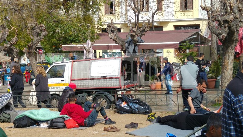 Εγκλωβισμένοι μετανάστες στην πλατεία Βικτωρίας -Γέμισαν τα κέντρα φιλοξενίας σε Ελληνικό, Σχιστό και Ελαιώνα [εικόνες] | iefimerida.gr 2