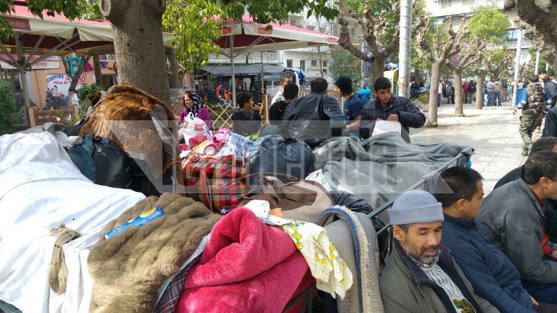 Εγκλωβισμένοι μετανάστες στην πλατεία Βικτωρίας -Γέμισαν τα κέντρα φιλοξενίας σε Ελληνικό, Σχιστό και Ελαιώνα [εικόνες] | iefimerida.gr 3