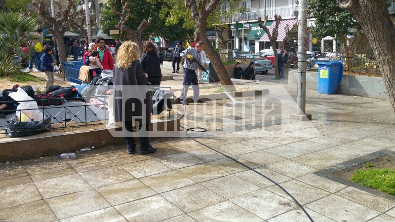 Εγκλωβισμένοι μετανάστες στην πλατεία Βικτωρίας -Γέμισαν τα κέντρα φιλοξενίας σε Ελληνικό, Σχιστό και Ελαιώνα [εικόνες] | iefimerida.gr 4