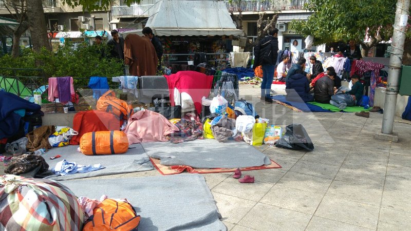 Εγκλωβισμένοι μετανάστες στην πλατεία Βικτωρίας -Γέμισαν τα κέντρα φιλοξενίας σε Ελληνικό, Σχιστό και Ελαιώνα [εικόνες] | iefimerida.gr 6