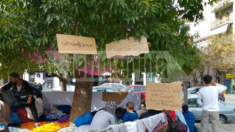 Εγκλωβισμένοι μετανάστες στην πλατεία Βικτωρίας -Γέμισαν τα κέντρα φιλοξενίας σε Ελληνικό, Σχιστό και Ελαιώνα [εικόνες] | iefimerida.gr 8