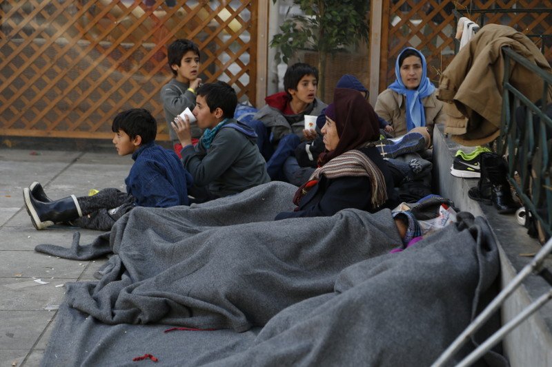 Πλημμύρισε ξανά με πρόσφυγες και μετανάστες η πλατεία Βικτωρίας [εικόνες] | iefimerida.gr 2