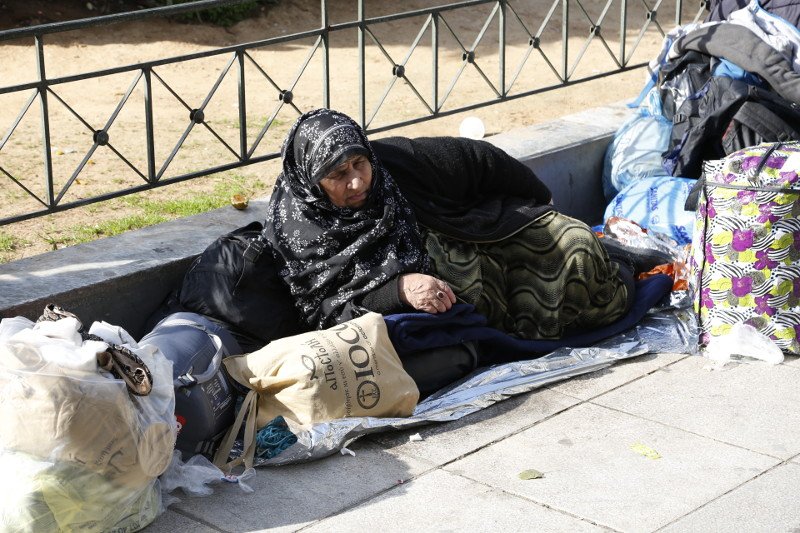 Πλημμύρισε ξανά με πρόσφυγες και μετανάστες η πλατεία Βικτωρίας [εικόνες] | iefimerida.gr 4