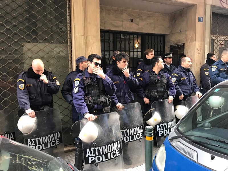 Νέα κινητοποίηση του κινήματος «Δεν Πληρώνω» έξω από συμβολαιογραφικό γραφείο [εικόνες & βίντεο] | iefimerida.gr 0