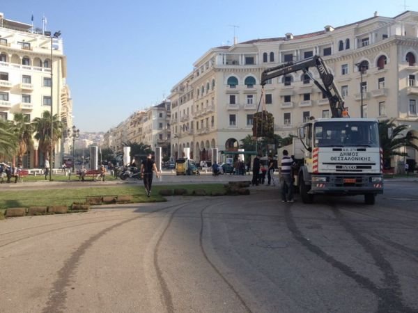 Γιατί η πλατεία Αριστοτέλους στη Θεσσαλονίκη μετατρέπεται σε  ένα μεγάλο γήπεδο ράγκμπι [βίντεο +εικόνα] | iefimerida.gr 0