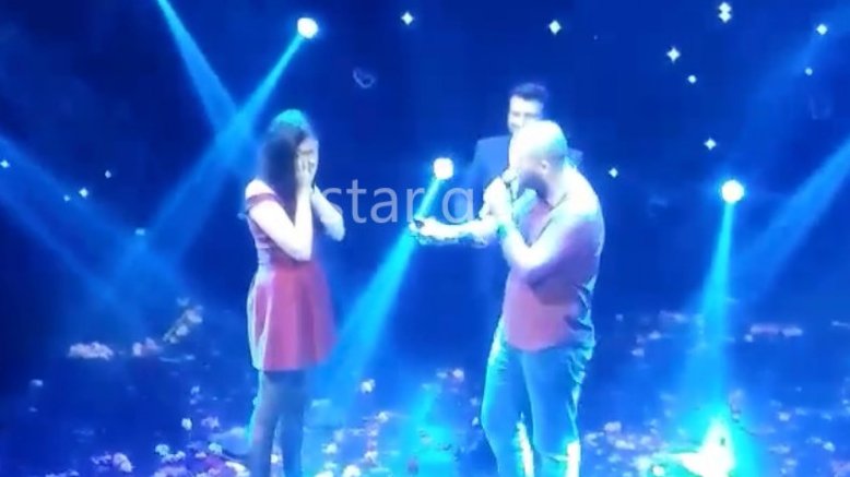 «Επιστράτευσε» τον... Γιάννη Πλούταρχο για να κάνει ρομαντική πρόταση στην καλή του [εικόνα] | iefimerida.gr 0