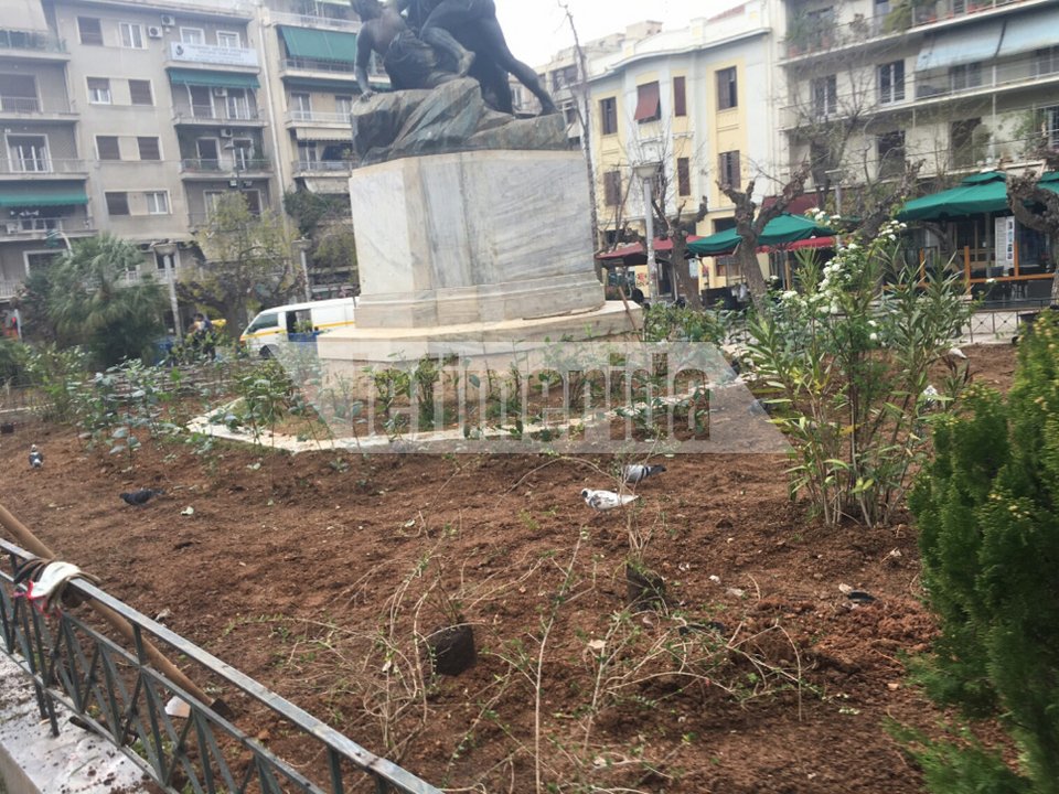 «Ανθίζει» η πλατεία Βικτωρίας -Τοποθετούν φυτά και λουλούδια στη θέση του αυτοσχέδιου καταυλισμού [εικόνες] | iefimerida.gr 1