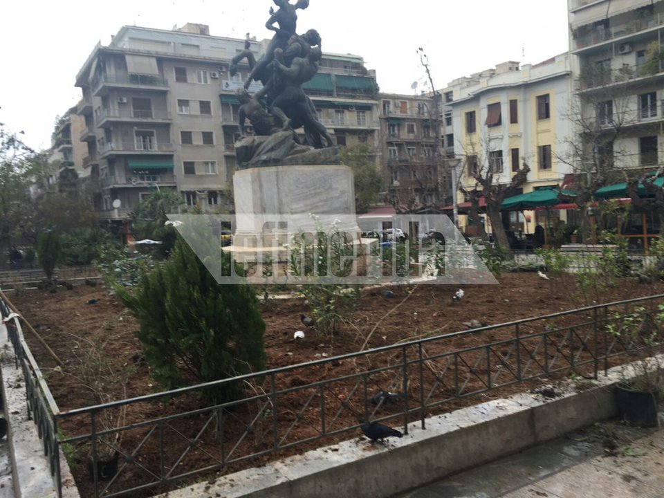 «Ανθίζει» η πλατεία Βικτωρίας -Τοποθετούν φυτά και λουλούδια στη θέση του αυτοσχέδιου καταυλισμού [εικόνες] | iefimerida.gr 2