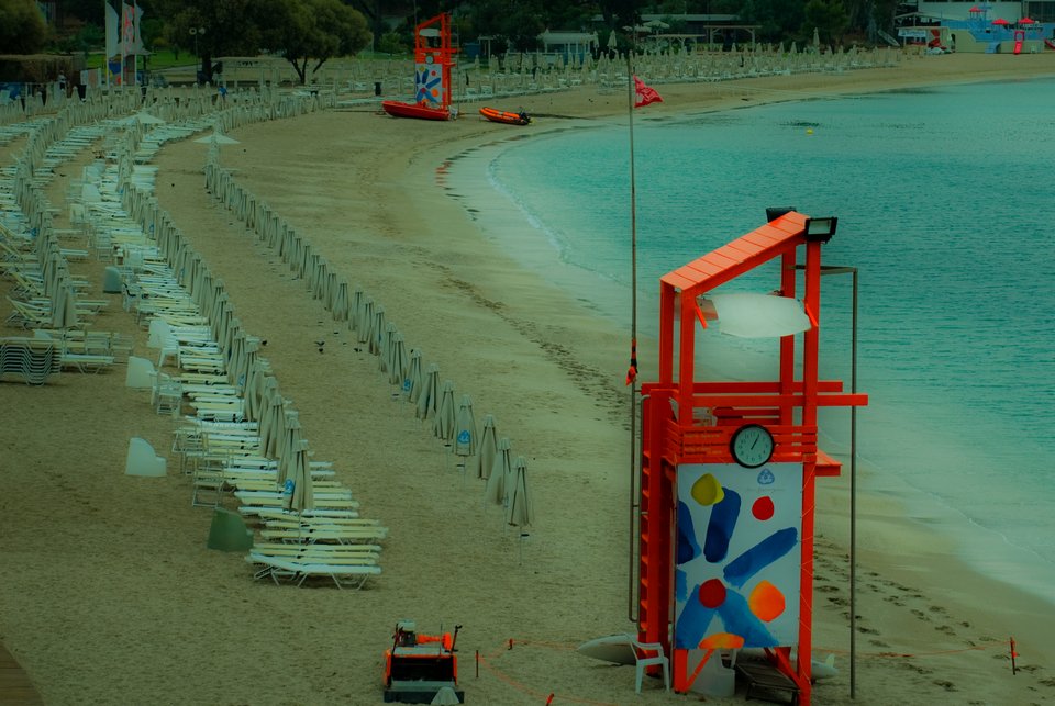 Οταν η οικονομική κρίση και η Πρωτομαγιά μετακομίζουν στις... παραλίες της Βουλιαγμένης [εικόνες] | iefimerida.gr 4