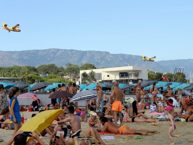 Τουρίστες φεύγουν όπως όπως από τις παραλίες, φλόγες ξεπηδούν από παντού -Tεράστια φωτιά στη Γαλλική Ριβιέρα [εικόνες] | iefimerida.gr 1