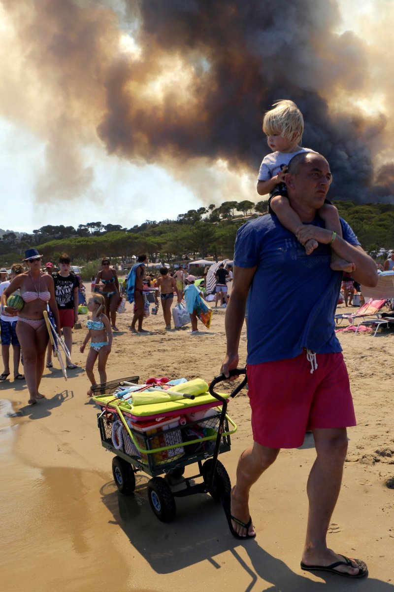 Τουρίστες φεύγουν όπως όπως από τις παραλίες, φλόγες ξεπηδούν από παντού -Tεράστια φωτιά στη Γαλλική Ριβιέρα [εικόνες] | iefimerida.gr 0