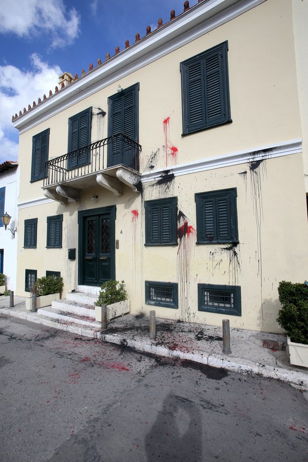 Επίθεση αναρχικών στο κτίριο της Εταιρείας Δικαστικών Μελετών στην Πλάκα [εικόνες] | iefimerida.gr 1