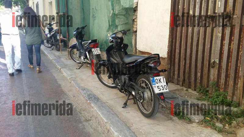 Η εικόνα-ντροπή της Πλάκας που αντικρίζουν οι τουρίστες: Βουνά σκουπιδιών και οχήματα «σκαρφαλωμένα» παντού [εικόνες] | iefimerida.gr 1