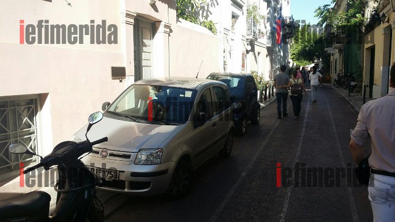 Η εικόνα-ντροπή της Πλάκας που αντικρίζουν οι τουρίστες: Βουνά σκουπιδιών και οχήματα «σκαρφαλωμένα» παντού [εικόνες] | iefimerida.gr 0