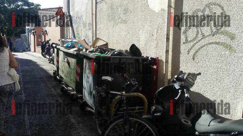 Η εικόνα-ντροπή της Πλάκας που αντικρίζουν οι τουρίστες: Βουνά σκουπιδιών και οχήματα «σκαρφαλωμένα» παντού [εικόνες] | iefimerida.gr 18