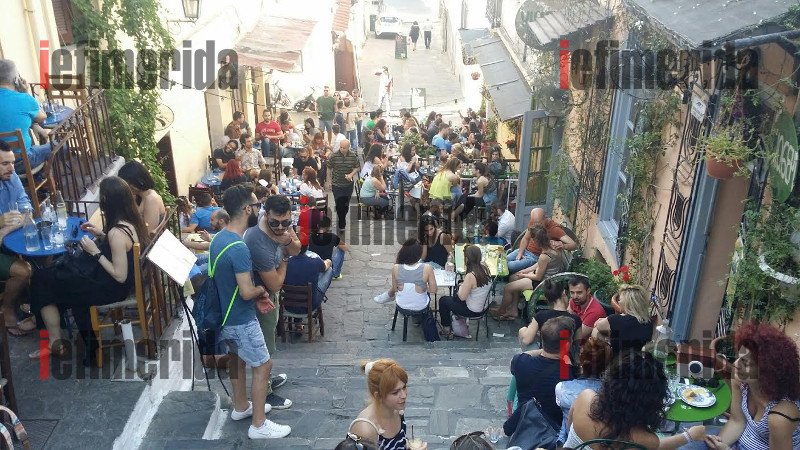 Η εικόνα-ντροπή της Πλάκας που αντικρίζουν οι τουρίστες: Βουνά σκουπιδιών και οχήματα «σκαρφαλωμένα» παντού [εικόνες] | iefimerida.gr 6