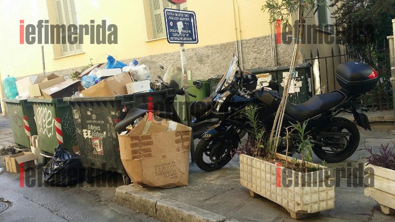 Η εικόνα-ντροπή της Πλάκας που αντικρίζουν οι τουρίστες: Βουνά σκουπιδιών και οχήματα «σκαρφαλωμένα» παντού [εικόνες] | iefimerida.gr 13