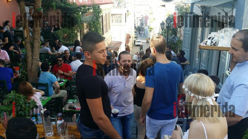 Η εικόνα-ντροπή της Πλάκας που αντικρίζουν οι τουρίστες: Βουνά σκουπιδιών και οχήματα «σκαρφαλωμένα» παντού [εικόνες] | iefimerida.gr 9