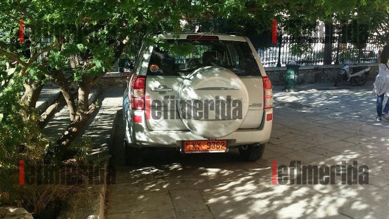 Η εικόνα-ντροπή της Πλάκας που αντικρίζουν οι τουρίστες: Βουνά σκουπιδιών και οχήματα «σκαρφαλωμένα» παντού [εικόνες] | iefimerida.gr 3